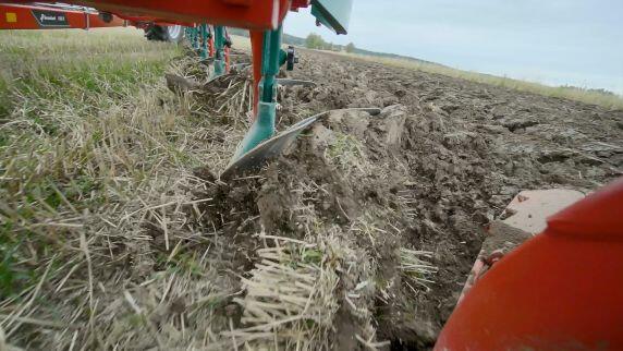 Kverneland-6300S-plough-Skimmer-in-action