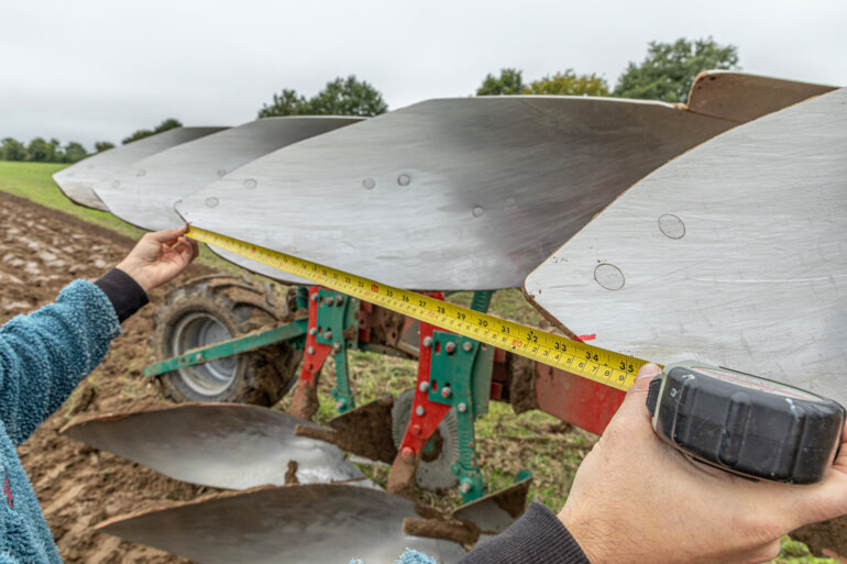 Plough adjust right-hand bodies