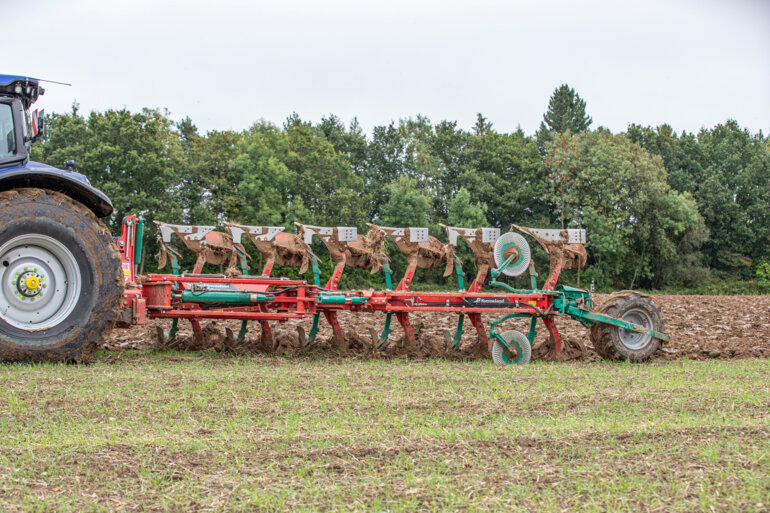 Plough beam levelling