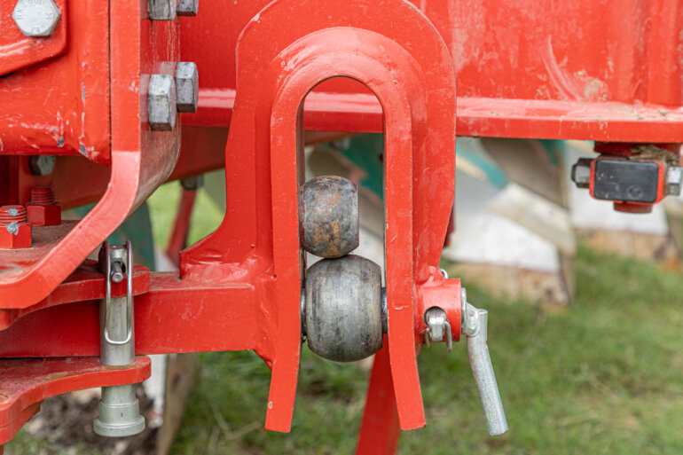 Plough headstock and cross-shaft