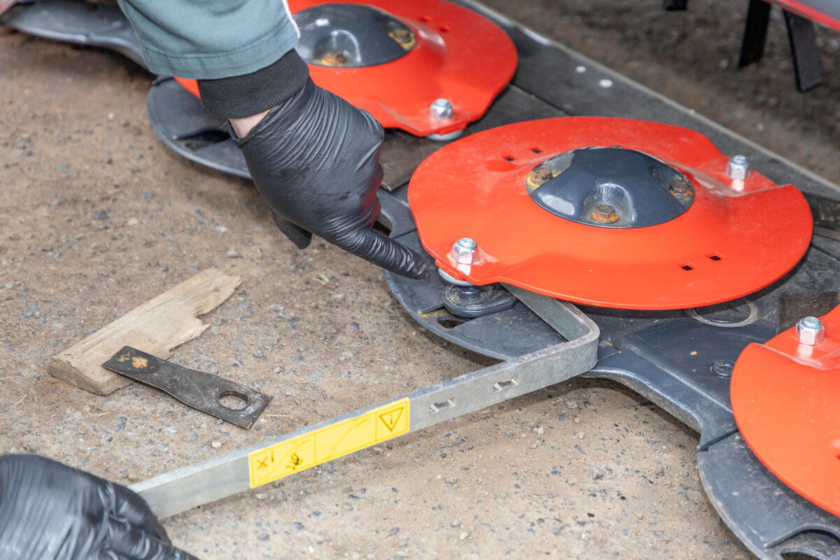 Kverneland-mower-5387MT-Replace-blades