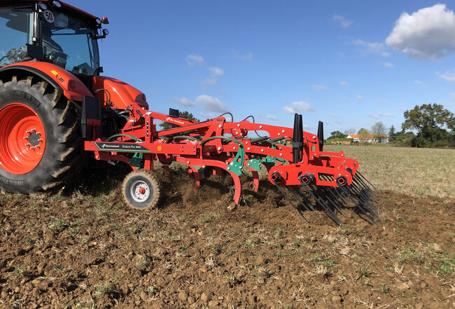 Kverneland Enduro Cultivator with triple finger harrow
